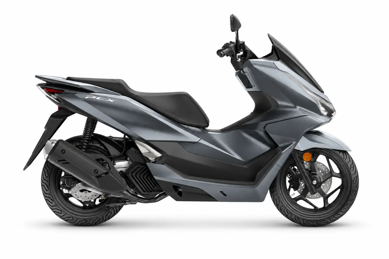 Honda PCX125 2025 sobre fondo blanco