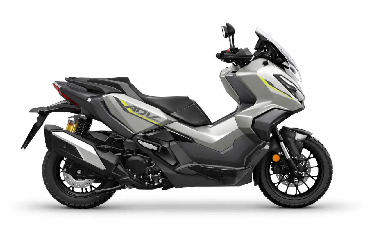 Honda ADV350 2026 sobre fondo blanco
