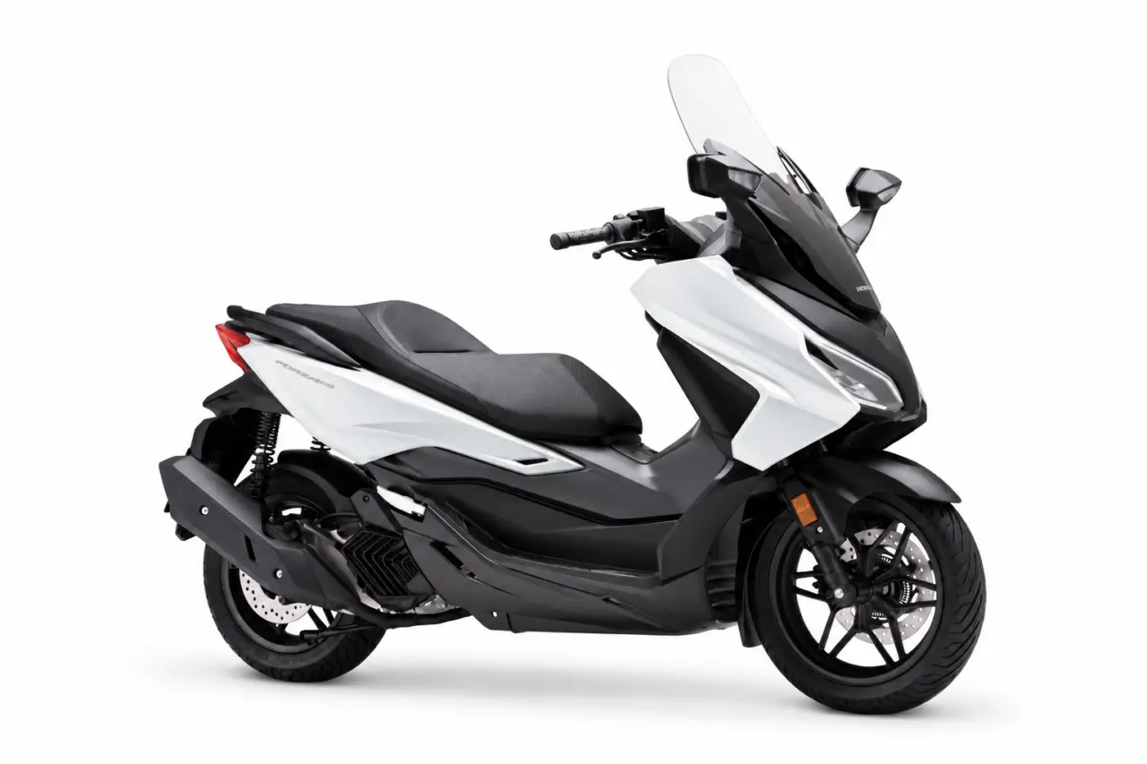 Honda Forza 125 2026 sobre fondo blanco