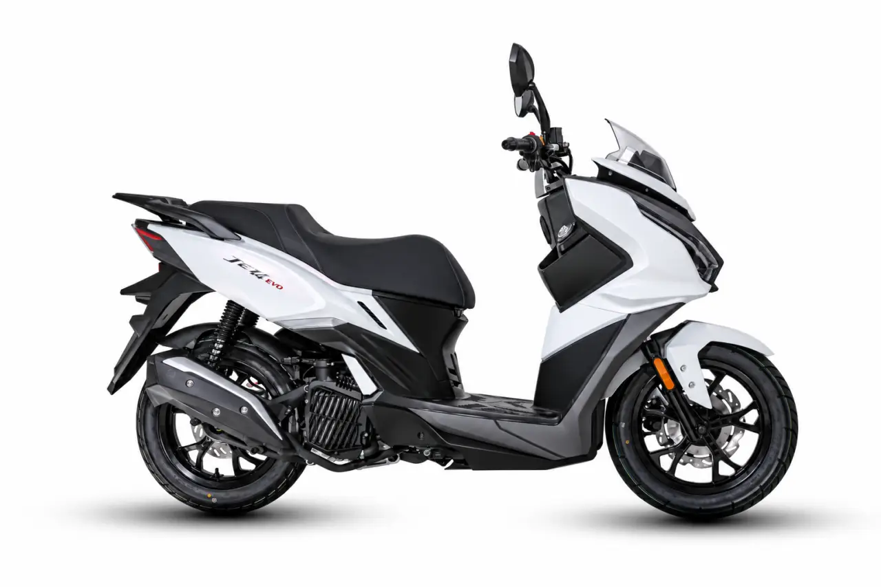 SYM Jet 14 EVO 125 2023 sobre fondo blanco