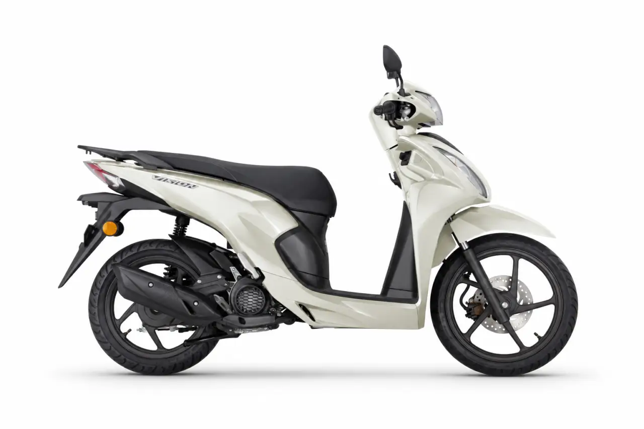Honda Vision 110 2026 sobre fondo blanco