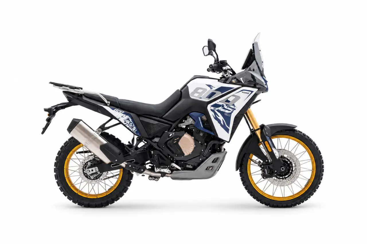 VOGE DS800 Rally 2025 sobre fondo blanco