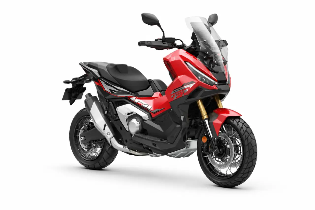 Honda X-ADV 2027 sobre fondo blanco