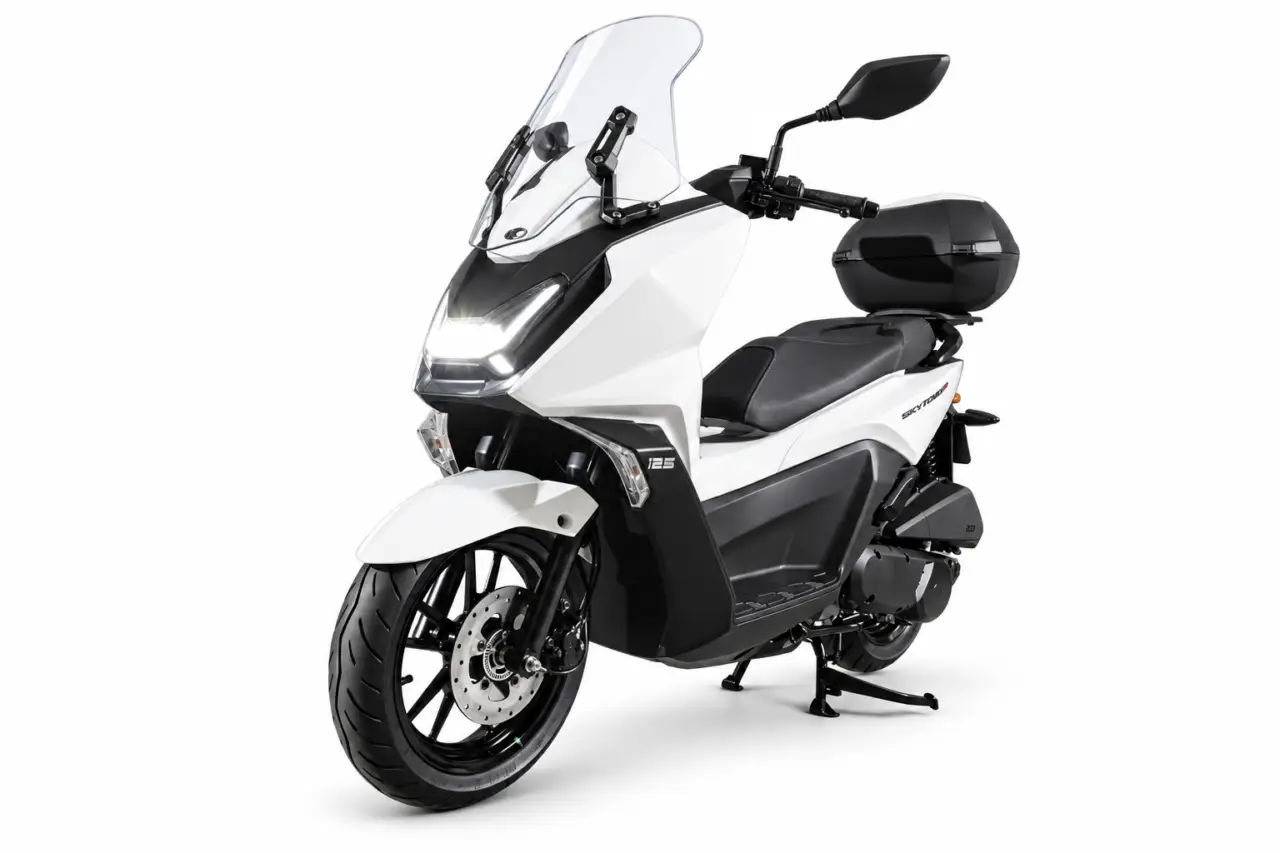 KYMCO Sky Town 125 2024 sobre fondo blanco