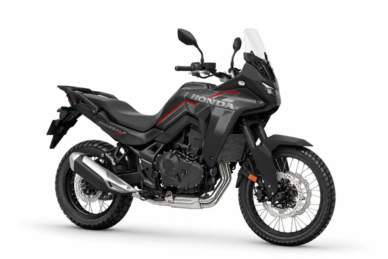 Honda XL750 Transalp E-Clutch 2026 sobre fondo blanco