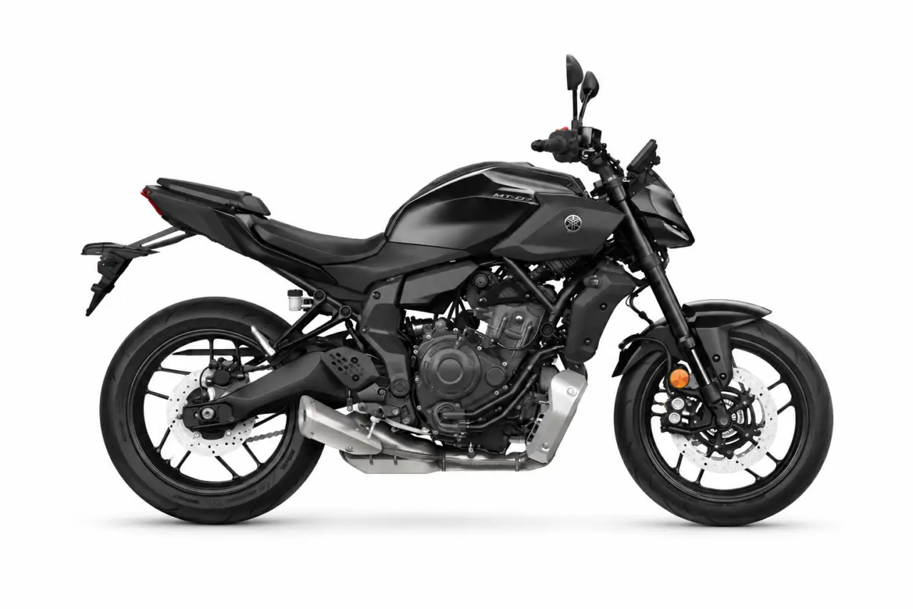 Yamaha MT-07 2025 sobre fondo blanco