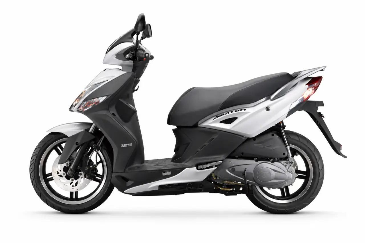 KYMCO Agility City 125 2021 sobre fondo blanco