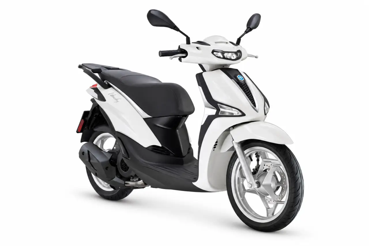 Piaggio Liberty 125 2025 sobre fondo blanco